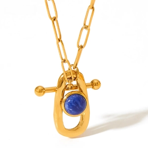 Détail du collier à maillons dorés avec pendentif pierre bleue dans un cadre en forme d'U