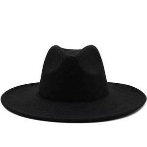 Detailansicht der schwarzen Wollfilz-Fedora mit breiter Krempe und Steppnähten