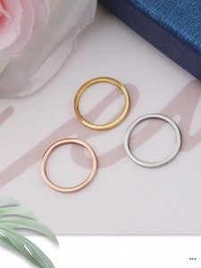 Detaillierte Draufsicht auf minimalistische Ringe in Gold, Roségold und Silberglanz