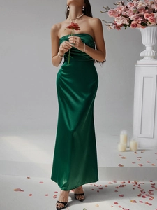 Details des grünen Satin-Schlauchkleids mit drapierten Falten und glänzendem Finish