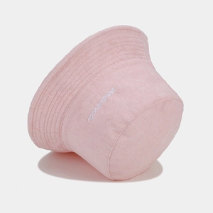 Dettaglio del ricamo mama sul cappello pescatore rosa in morbida spugna