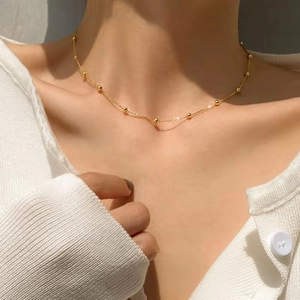 Collier élégant en perles dorées pour femmes avec chaîne durable en acier titane