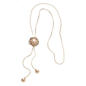 Sautoir vintage fleur dorée avec perles et strass sur une longue chaîne fine