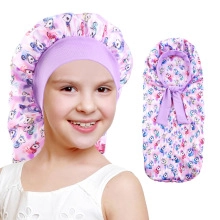 Detailansicht der lila Satin-Schlafmütze für Kinder mit Gummizug und Cartoon-Motiven