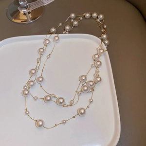 Elegante collana di perle multistrato vintage francese con catena dorata