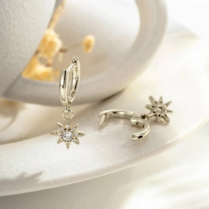 Élégantes boucles d'oreilles dorées avec pendentifs étoile en zircone et tasse