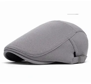 Dettaglio cappello newsboy grigio traspirante in cotone e lino con trama a nido d'ape