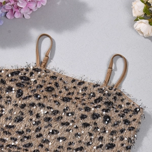 Gros plan détaillé des sequins léopard et de la texture des bretelles du haut