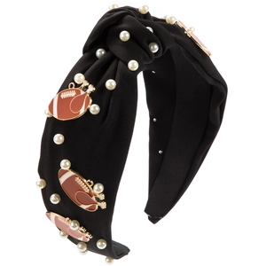 Détail d'un serre-tête noué en tissu noir avec perles et charms dindon de football