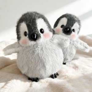 Niedliche Kaiserpinguin-Plüschfiguren mit weichem grau-weißem Fell für Kinder