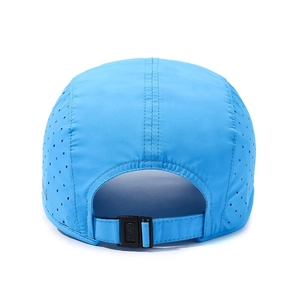 Casquette de sport bleu ciel à séchage rapide avec trous laser et boucle réglable au dos