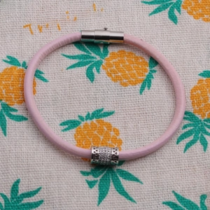 Bracciale in pelle rosa con chiusura magnetica argento e perla in zirconi pavé