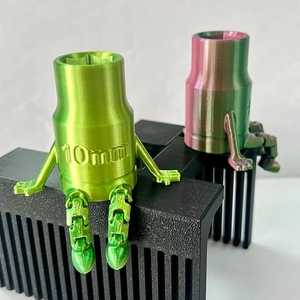 Grüne und rosa 3D-gedruckte Steckfiguren mit Gelenkbeinen und Seiden-PLA-Oberfläche