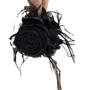 Pince à cheveux gothique noire avec rose en tissu et plumes pour coiffure élégante
