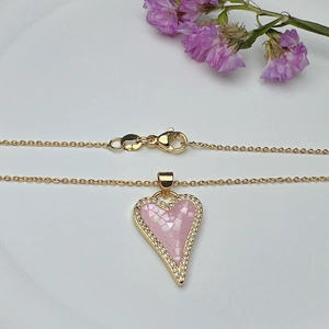 Detailansicht der herzförmigen Goldkette mit rosa Muscheleinlage und Kristallrand