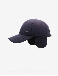 Dettaglio cappello in lana viola con paraorecchie e logo metallico per inverno