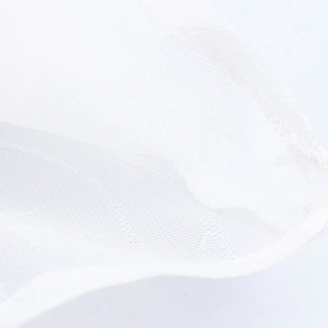 Elegante abito lungo bianco con fiori dorati, trama in mesh fine e vita alta