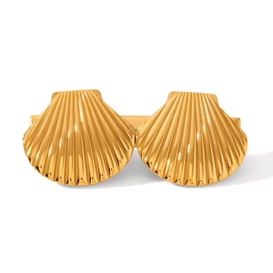Vue détaillée de la pince à cheveux coquillage plaquée or 18k avec texture métallique