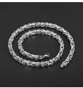 Détail du collier chaîne byzantine argentée de 6mm avec fermoir mousqueton en acier poli
