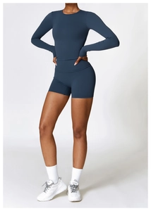 Vue de face d'un ensemble de yoga bleu sarcelle avec haut à manches longues et short taille haute
