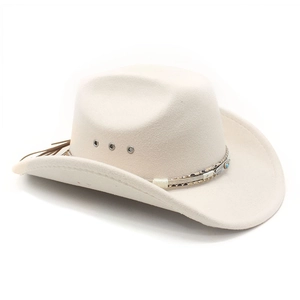 Détail d'un chapeau de cowboy en feutre crème avec aérations et bande ethnique turquoise