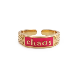 Dettaglio dell'anello chaos placcato in oro con smalto rosso e trama di lettere incise
