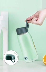 Détail d'une gourde portable dotée d'une poignée pliante cachée pour un transport facile