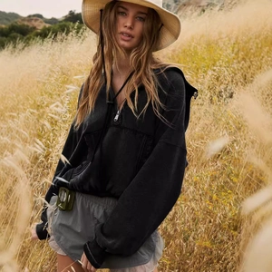 Sweat à capuche noir avec demi-zip et cordon de serrage dans un cadre extérieur