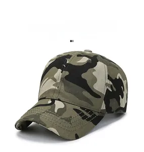 Gros plan détaillé d'une casquette de baseball camouflage en toile avec œillets