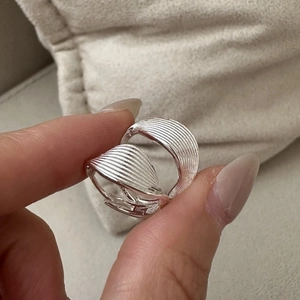 925 Sterling Silver Textured Hoop Earrings For Women Minimalist Geometric Shell Pattern Silver Ear Buckle Clicker Earrings Fashion Jewelry