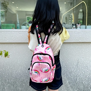 Mochila infantil rosa con estampados de unicornio y arcoíris para viajes al aire libre
