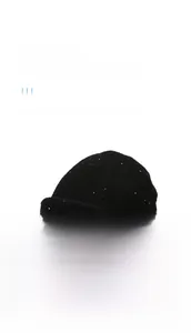 Dettaglio del berretto in lana nera con paillettes sottili e risvolto ampio