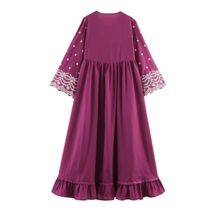 Abito lungo bohémien fucsia con ricamo floreale bianco e orlo con volant chic
