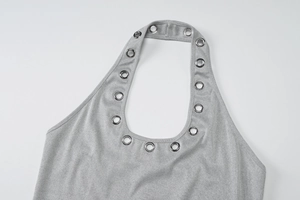 Dettaglio degli occhielli metallici sulla scollatura di un top grigio a fascia da donna