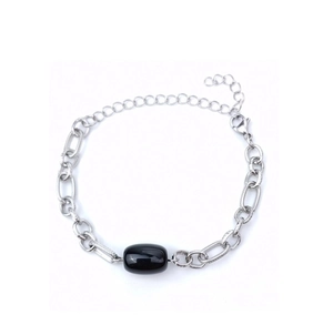 Détail du bracelet chaîne en acier inoxydable argenté avec incrustation d'agate noire