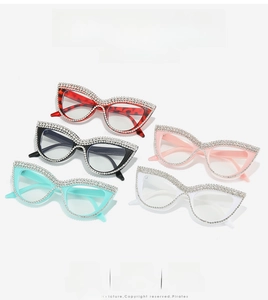 Dettaglio di occhiali da sole cat eye colorati con bordi in strass scintillanti sulla montatura