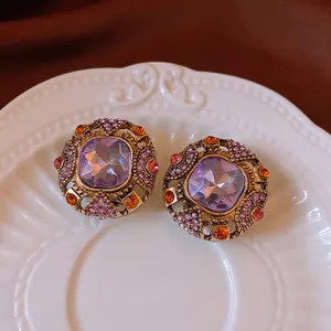 Boucles d'oreilles vintage dorées avec grand gemme violette et zircons colorés