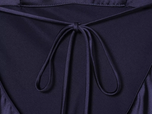 Détail de robe en satin bleu marine avec texture soie et cordon de serrage délicat
