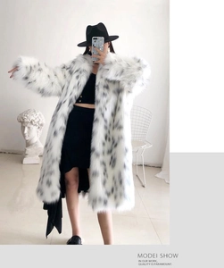 Détail d'un long manteau en fausse fourrure léopard avec col à revers et texture douce