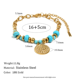 Detailansicht des Evil Eye Anhängers an einem 18K vergoldeten Edelstahlarmband