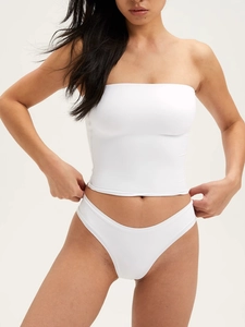 Ensemble minimaliste blanc avec haut bustier sans couture et culotte haute assortie