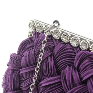 Detail der lila geflochtenen Abendtasche mit Strasssteinen und silberner Kettenträger
