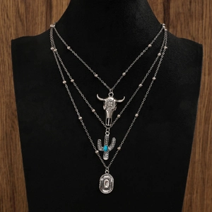 Dettaglio della collana western a strati con testa di toro e ciondoli in turchese cactus