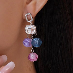 Détail de la boucle d'oreille cristal géométrique avec perles en résine colorée