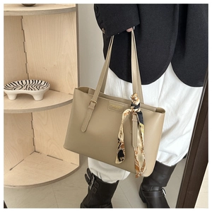 Detail der khakifarbenen Shopper-Tasche mit Seidenschal und Ledergriff