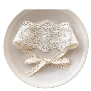 Bandeau en dentelle blanc cassé pour bébé avec fleurs crochetées et joli nœud