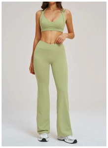 Détail de l'ensemble de yoga vert clair avec haut croisé et pantalon évasé en V