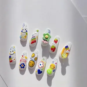Lebendige 3D-Präge-Nägel mit Regenbogen-Smileys und bunten Fruchtmotiven im Set