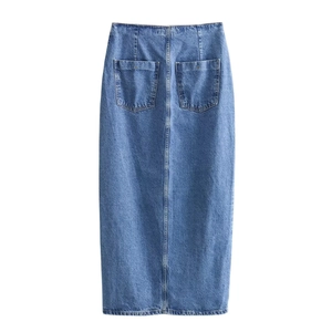 Dettaglio di una gonna midi in denim a vita alta con tasche a toppa posteriori simmetriche