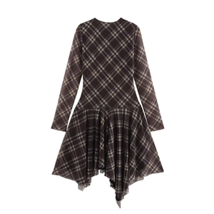 Robe longue à carreaux marron avec ourlet asymétrique à volants et coupe ajustée